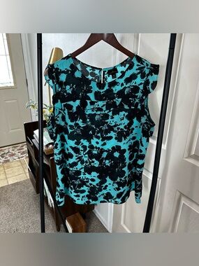 Worthington Teal and Black Floral Cap-Sleeve Camisole ❄️